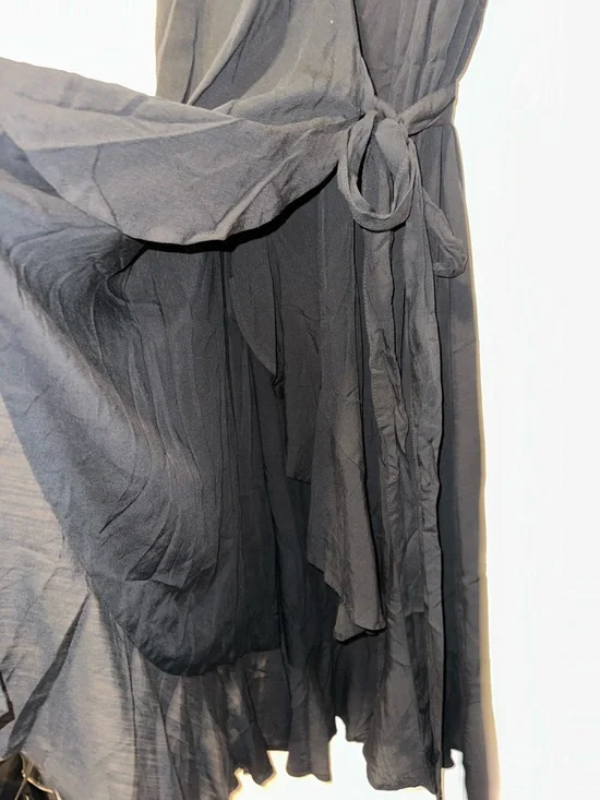 KOKO+MASON Black V-neck
Asymmetric Ruffle Hem
Butterfly Sleeve Wrap Dress
XL - Picture 4 of 6